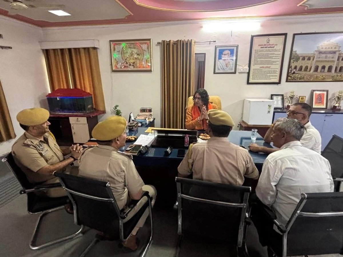 बेहद शर्मनाक और दुर्भाग्यपूर्ण तस्वीर!
जयपुर के रामगंज पुलिस स्टेशन में थानाधिकारी की सीट पर रौब में बैठे विधायक क्या साबित करना चाहते हैं ?

यह ना केवल प्रशासनिक मर्यादा का उल्लंघन है, बल्कि कार्यपालिका पर विधायिका के अनुचित दबाव का खुला प्रदर्शन भी है। <a href="/RajCMO/">CMO Rajasthan</a>