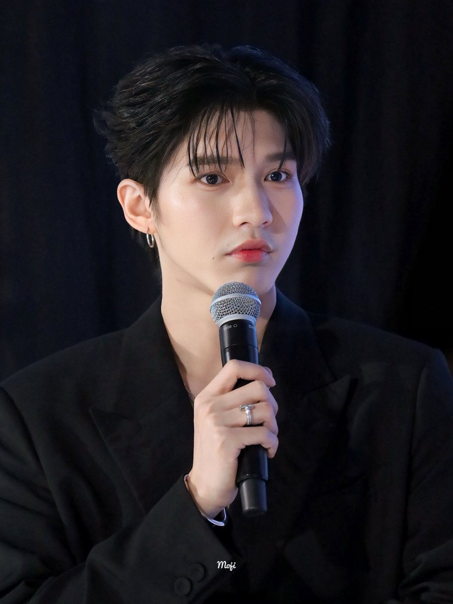 aouboomcore's tweet photo. a face that’s asking to be kissed 😣🤏🏻 https://t.co/3maECP5cx3