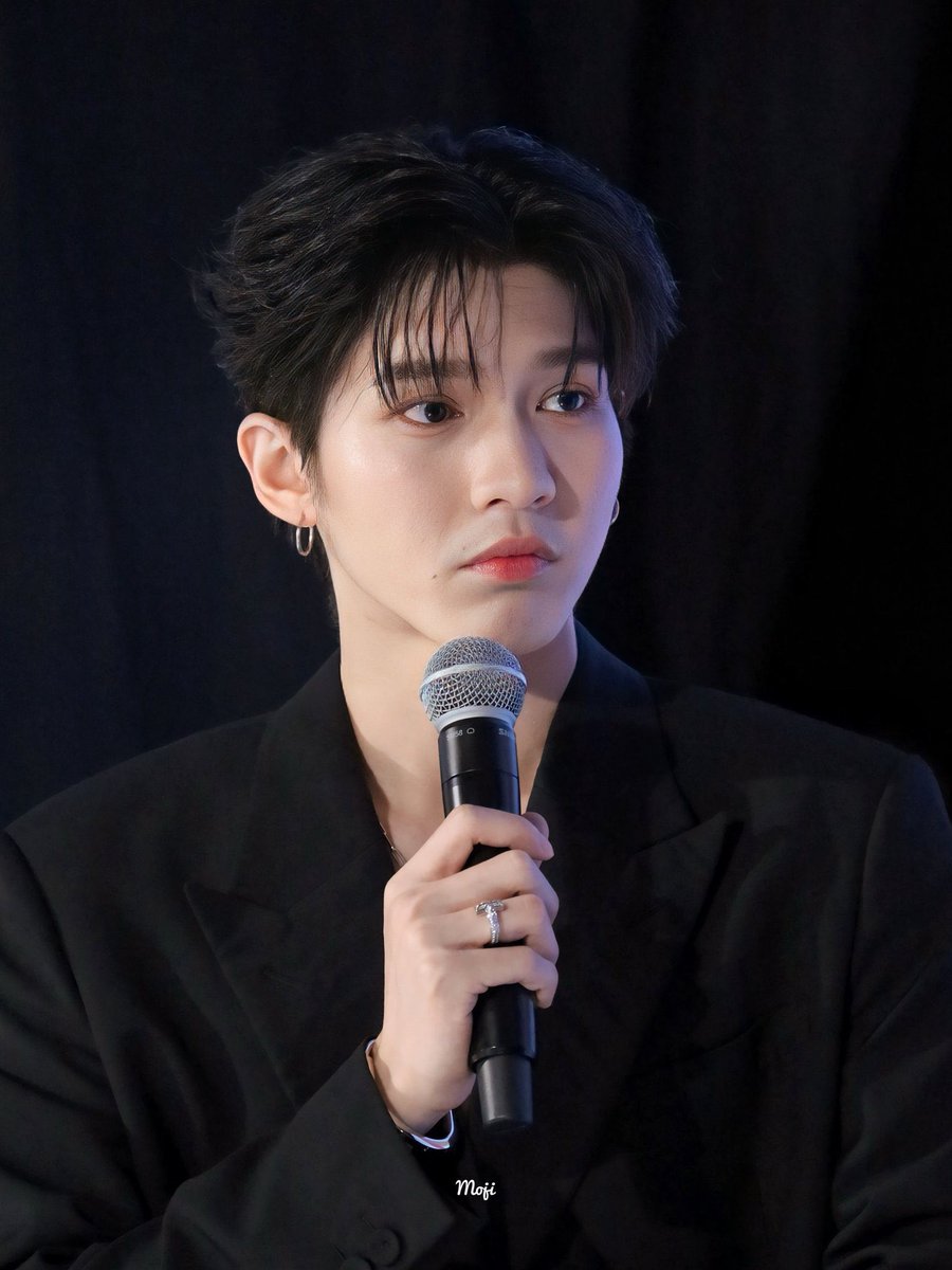 aouboomcore's tweet photo. a face that’s asking to be kissed 😣🤏🏻 https://t.co/3maECP5cx3
