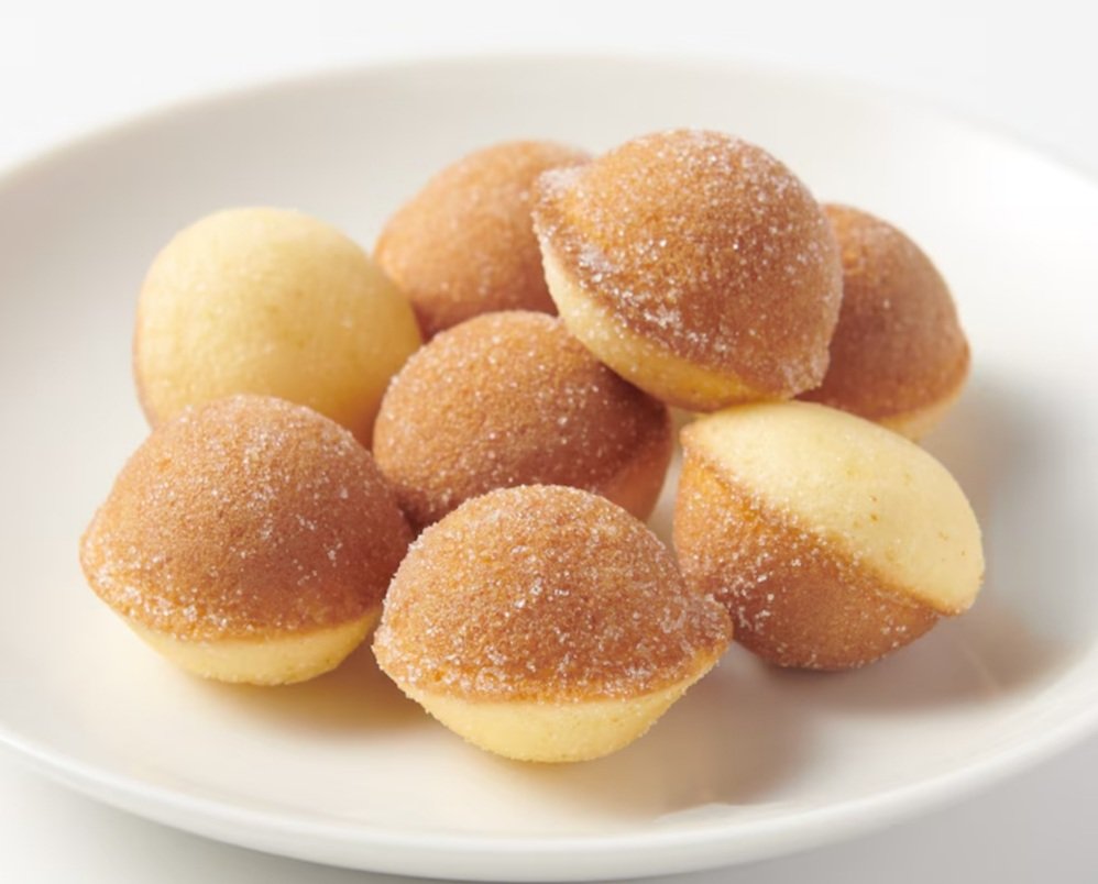 尻を丸出しで「鈴カステラ」を食べてる。エアコンの風が丸出し部分にあたって気持ちいい。例えるなら北極でサウナに入って尻窓から尻を外に出す感じだ。お陰さまで「鈴カステラ」がいつもの2倍美味しく感じる。そこでふと思ったが「鈴カステラ」は尻に似ている。すなわち尻を丸出しで尻を食べている。