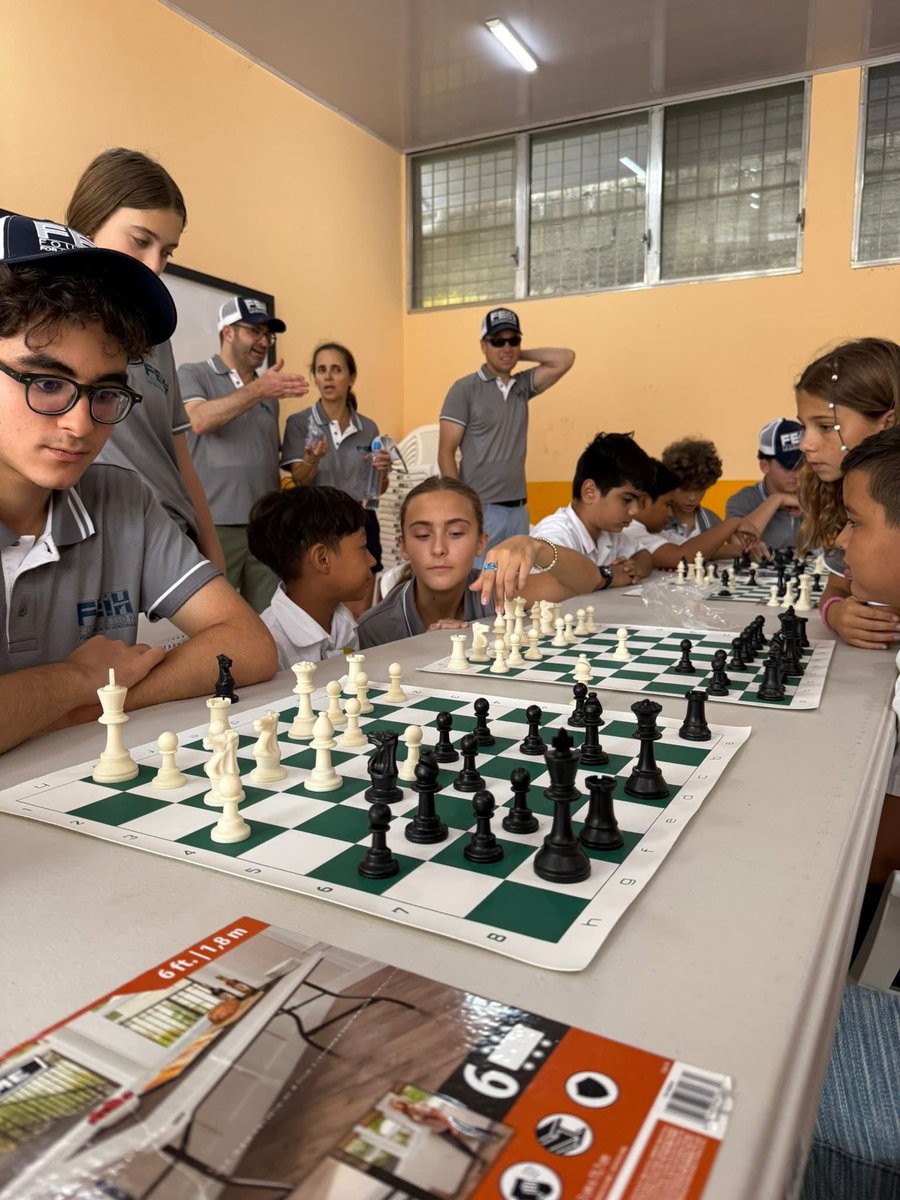 RamiroOcasio's tweet image. Recibimos en Honduras a miembros de la junta directiva de FEIH y sus hijos, quienes visitaron la escuela inaugurada en Choloma. Gracias a The Gift of Chess y a Jed Sloan, implementamos el ajedrez en nuestras escuelas con una generosa donación de tableros, libros y materiales. Jed…