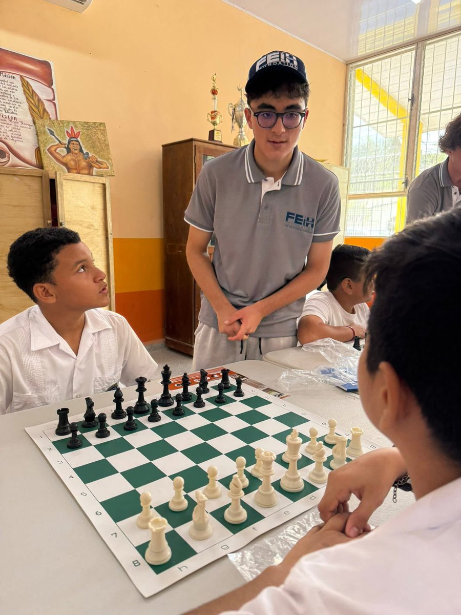 RamiroOcasio's tweet image. Recibimos en Honduras a miembros de la junta directiva de FEIH y sus hijos, quienes visitaron la escuela inaugurada en Choloma. Gracias a The Gift of Chess y a Jed Sloan, implementamos el ajedrez en nuestras escuelas con una generosa donación de tableros, libros y materiales. Jed…