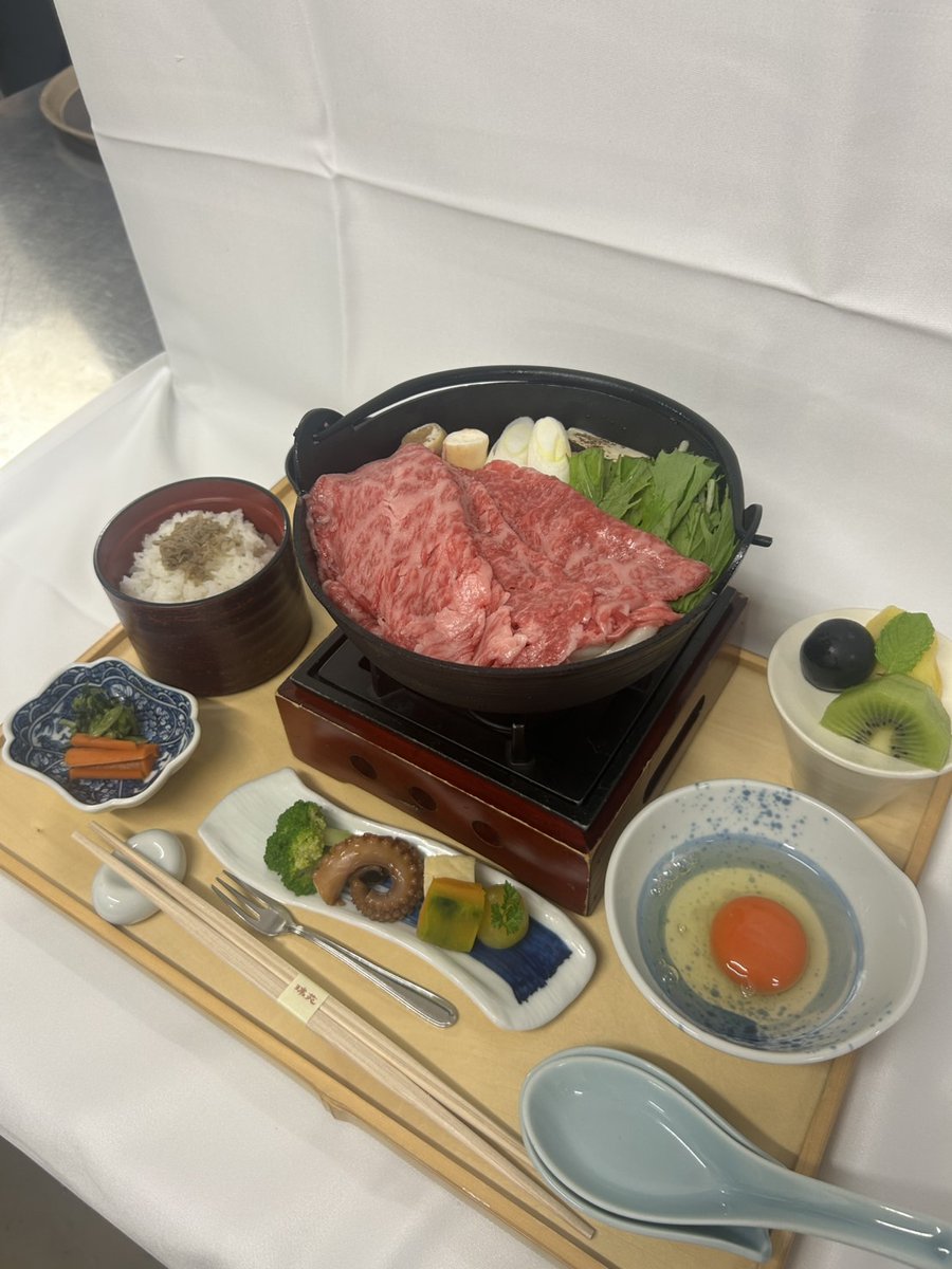 chunichishogi's tweet image. 第66期王位戦七番勝負第2局、1日目の昼食です
藤井聡太王位は「神戸牛すき鍋膳」
永瀬拓矢九段は「神戸牛肉うどん膳」の大盛り