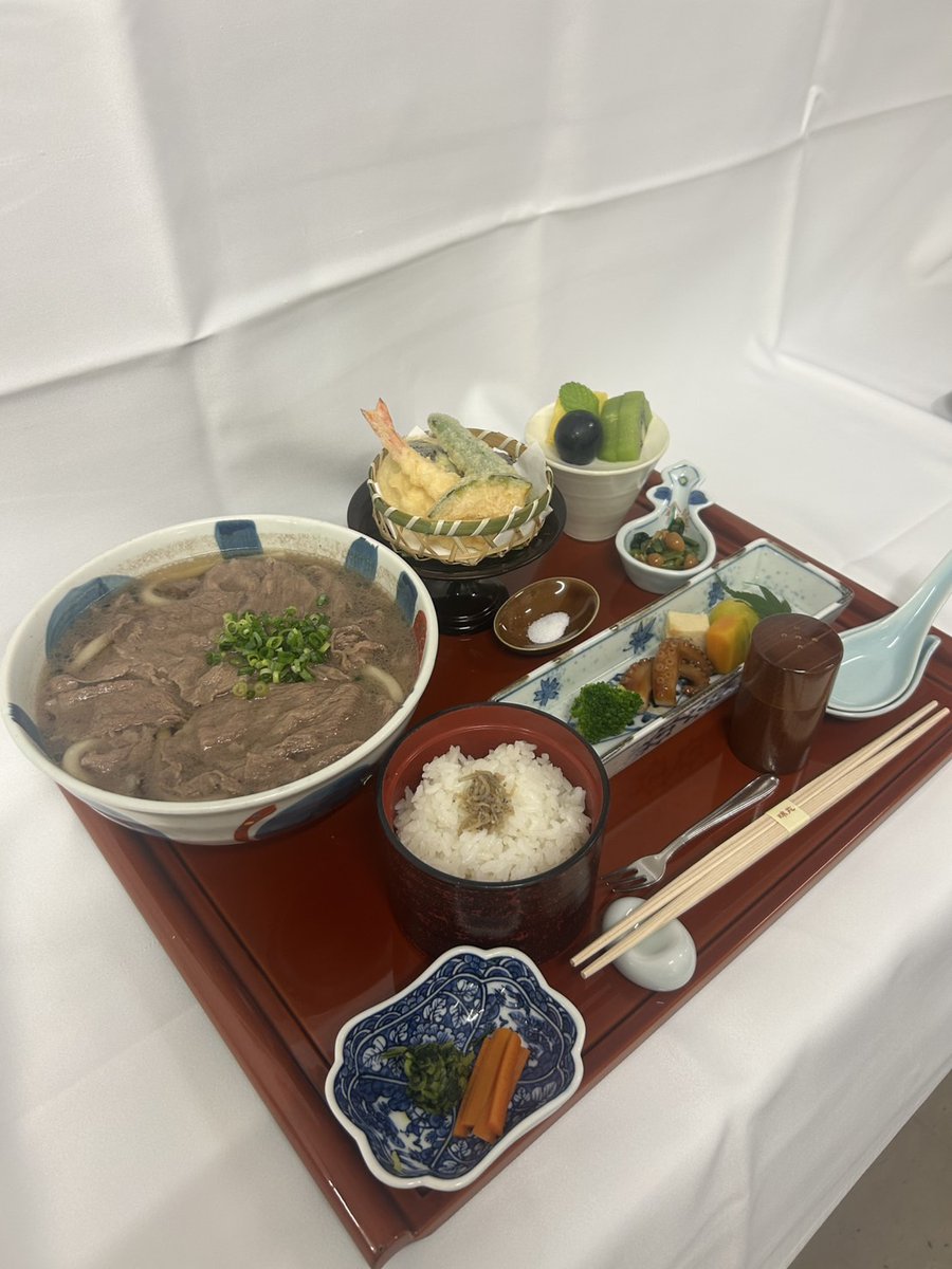 chunichishogi's tweet image. 第66期王位戦七番勝負第2局、1日目の昼食です
藤井聡太王位は「神戸牛すき鍋膳」
永瀬拓矢九段は「神戸牛肉うどん膳」の大盛り