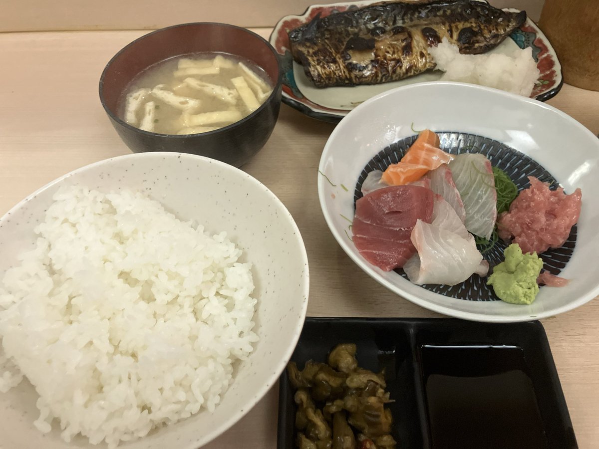 帰る前に新橋でランチ。
ラーメンか蕎麦と思ったがご飯食べたくなったらやはり魚。
お刺身と焼魚のセットを注文。
刺身はもちろんだが焼きさばがめちゃ旨い、ふわふわしてるしヒレや皮、小骨全部食べた。
ご飯足りない。
#新橋 #さかな亭 #焼きさば
