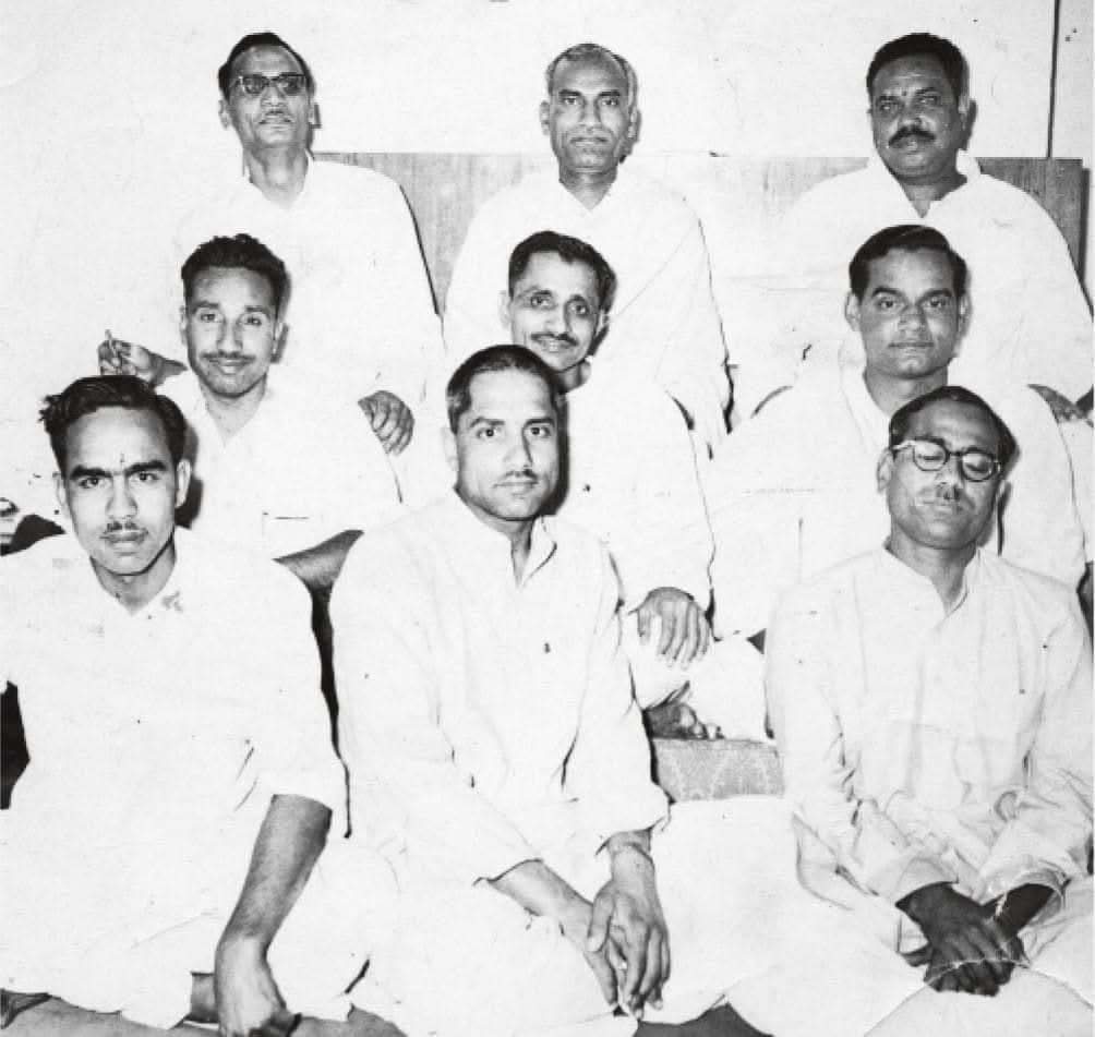 ಭಾರತೀಯ ಜನಸಂಘದ ಮೂಲ ಆಧಾರ ಸ್ಥಂಭಗಳು...! 

ಜಗನ್ನಾಥ ರಾವ್ ಜೋಶಿಯವರ ಜೊತೆಯಲ್ಲಿ ಪಂಡಿತ ದೀನದಯಾಳ ಉಪಾಧ್ಯಾಯ, ‌ಬಲರಾಜ್ ಮಧೋಕ್, ಜಗದೀಶ ಪ್ರಸಾದ ಮಾಥೂರ,‌ ಅಟಲ ಬಿಹಾರಿ ವಾಜಪೇಯಿ, ‌ಸುಂದರಸಿಂಗ್ ಭಂಡಾರಿ,‌ ಕೇದಾರನಾಥ ಸಹಾನಿ ಮುಂತಾದವರು.

#JaganathRaoJoshi #DeendayalUpadhyaya