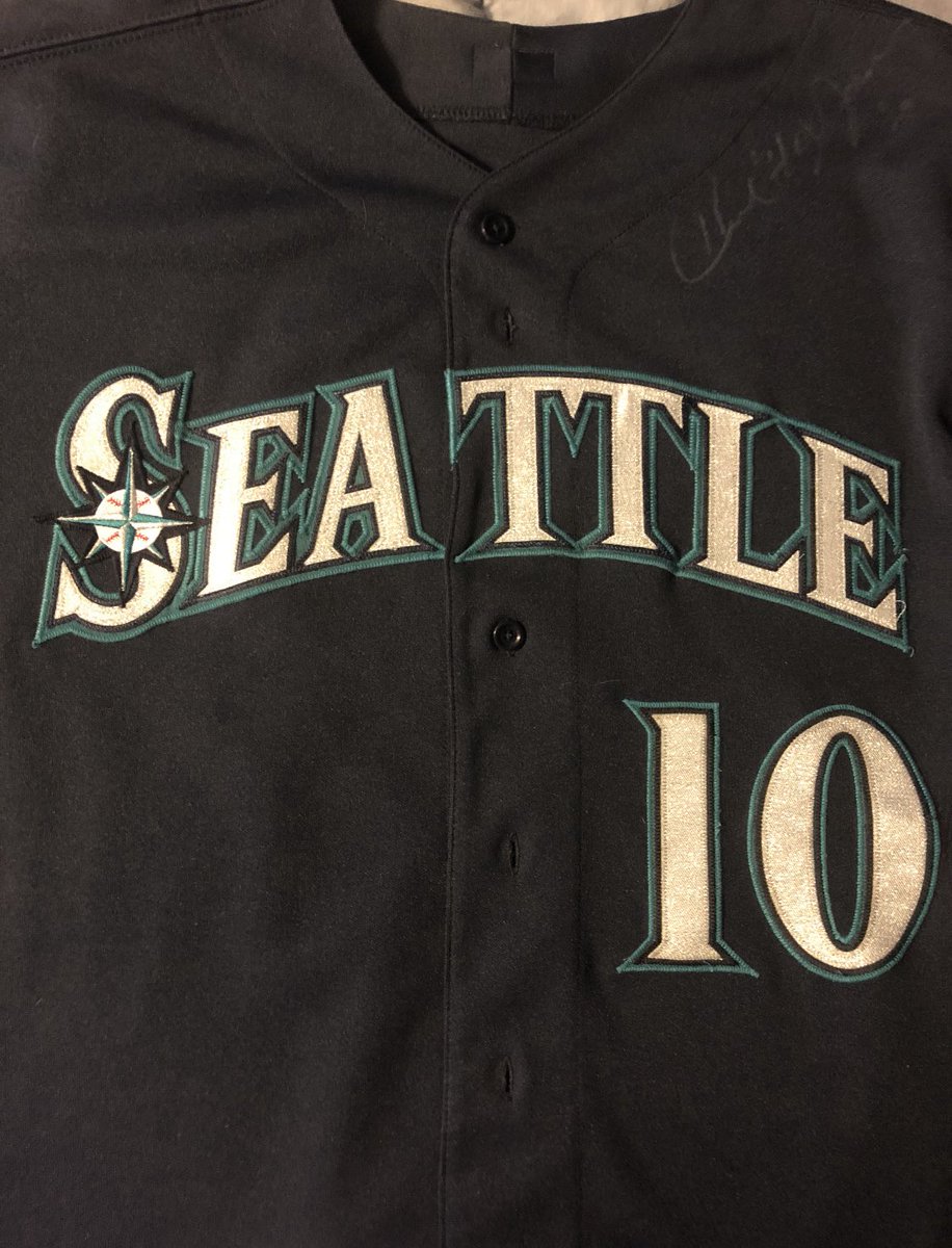 SpecialKLevy's tweet image. Congrats to @CalRaleighsDump winning the @MLB #HRDerby Of course there’s a @20Hojo connection 😉. Always a @Mets but once upon a time @Mariners ⚾️. GU & autographed 🙌🏼. #LGM #MLBAllStarGame