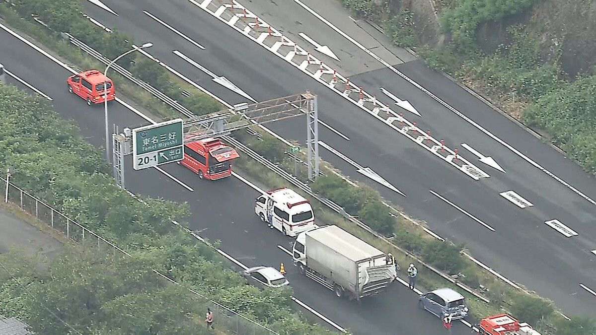 【搬送】東名高速でトラック2台と乗用車1台が絡む事故 3人けが、うち1人が意識不明
news.livedoor.com/lite/article_d…

乗用車に後続のトラック2台が追突したとみられ、一番後ろのトラックを運転していた男性が意識不明の重体。もう1台のトラックの運転手と乗用車の運転手は命に別条はないとみられている。