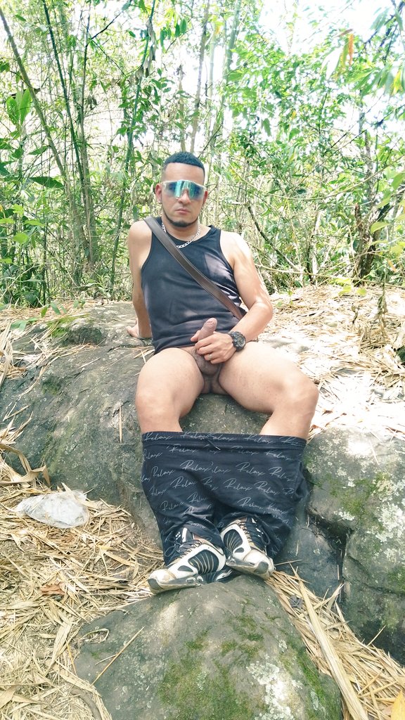 Quien quiere que se la meta aquí en el bosque?. Sígueme para más contenido rico. Regalame un retuit.