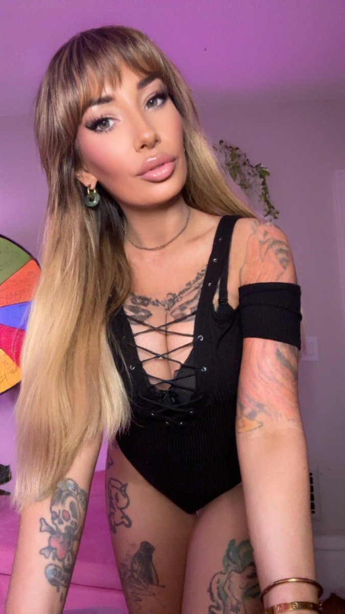 send2godmoxie's tweet photo. Kind of forgot about social media today lol had a busier day than expected! 

But hey there! Still hot! Still a rich bitch! https://t.co/RgTZxnJniR