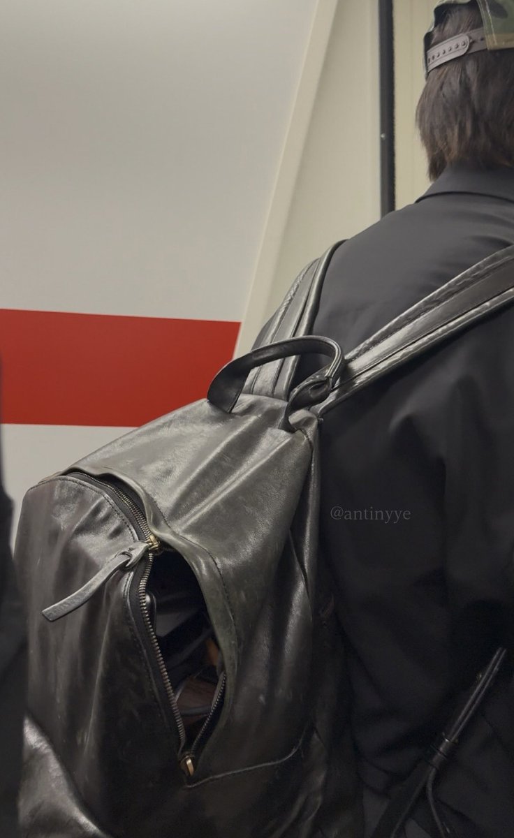 앤톤 혼자 머 두고 내려서 형들 다 갔는데 혼자 못 가고 덩그러니 남겨졌엌ㅋㅋ 
와중에 가방도 다 터짐