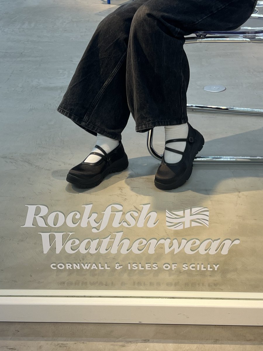 ISUTA_JP's tweet image. 韓国アイドルも愛用中！英国発「Rockfish Weatherwear」が、2025年秋冬シーズンから日本で本格展開スタート✨

定番モデルに加えて、スポーティーやバレエコアなど、トレンド感のあるデザインもラインナップ🩰カラー展開も大充実だよ◎

秋冬の新作シューズもかわいいから、ぜひチェックしてみて！