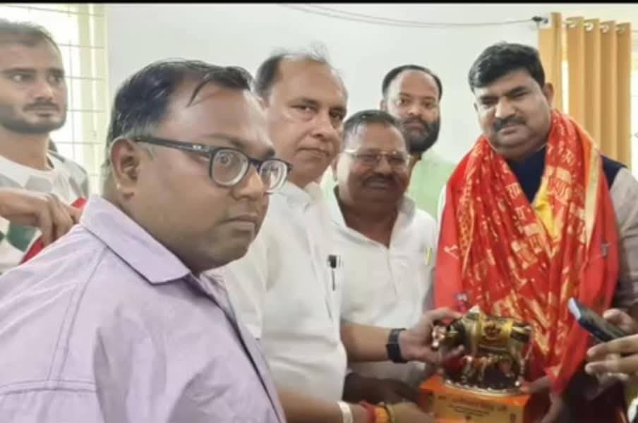 PilibhitBjp's tweet photo. श्री मान @BaburamPaswan विधायक पूरनपुर को जन्मदिन की हार्दिक शुभकामनाएं और बधाई. @BJP4UP @myogiadityanath @Bhupendraupbjp @idharampalsingh @SanjaySinghmla @JitinPrasada @prawaktanandmla @vivekvermamla @shashimohanagni @VineetMishra999 @DurvijayShakya @TawdeVinod @blsanthosh https://t.co/VufmbZeXd6