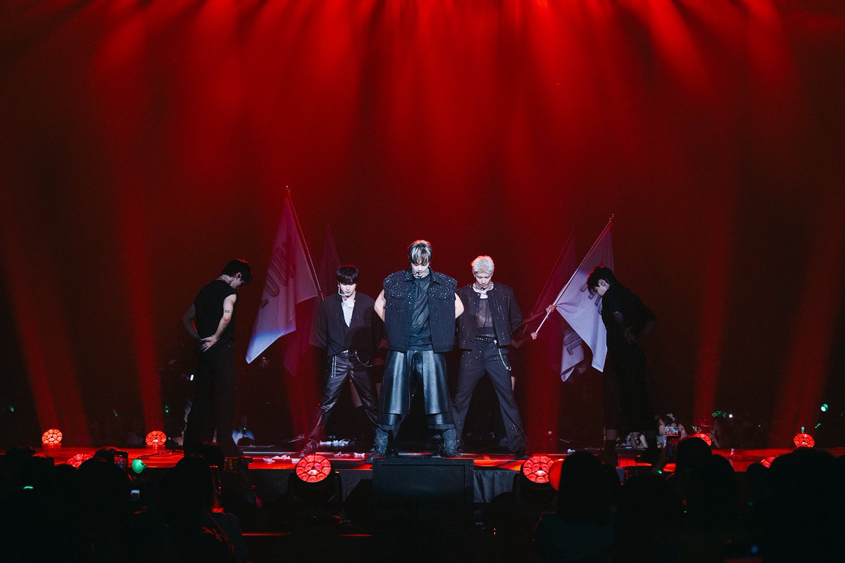 [IN SEOUL]

짧았던 5년의 활동, 그리고 15년의 기다림이 무색할 만큼 많은 팬 여러분께서 이 무대를 잊지 않고 가득 채워주시는 모습을 보며, 이제는 더 자주 여러분 곁에 있어야겠다고 다짐하게 되었습니다.

#FIVE_O_ONE #FIVEOONE #파이브오원 #CONCERT
#KIMHYUNJOONG #HEOYOUNGSAENG #KIMKYUJONG