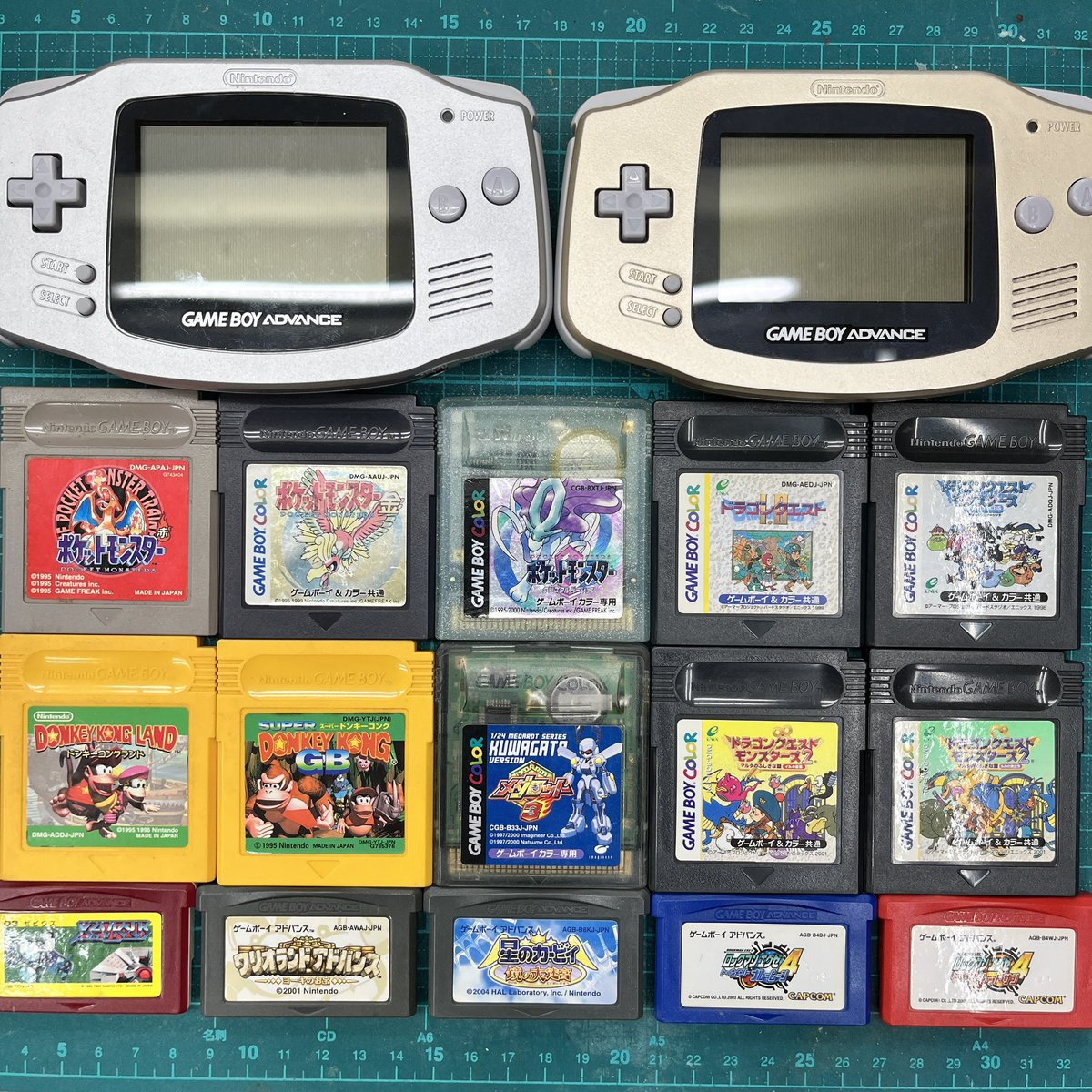chigasakiUbooks's tweet image. 入荷品と掘り出し物です。
一台は壊れていたのでパーツを交換して動作品にしております。
本体が金銀揃ったので銅を入手すれば幻のアイテム「虹のレジスター」の在処が判明し、見つかれば億万長者になれます。
#いよいよ壊れてきた
#レトロゲーム
#ゲームボーイ
#ゲームボーイアドバンス
