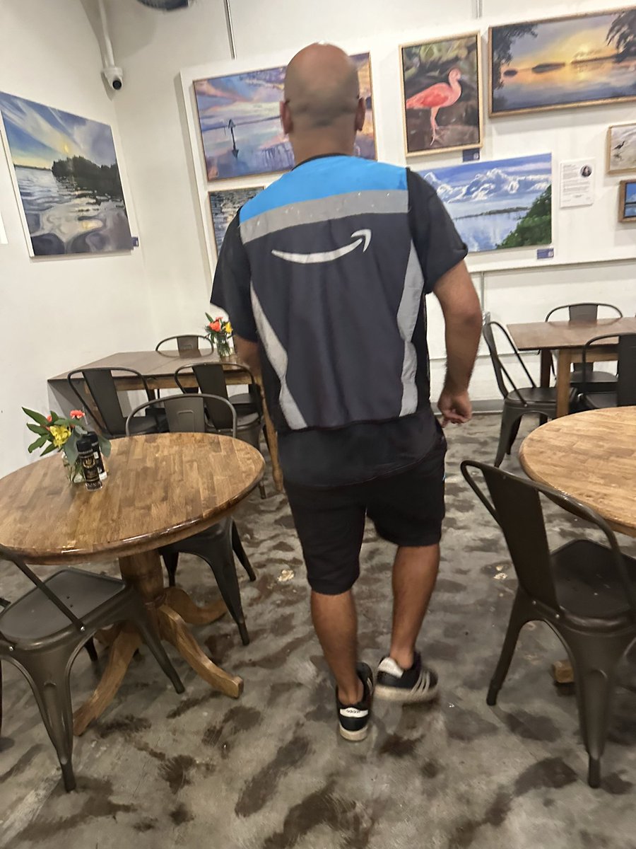 ijustbluemyself's tweet image. Took my Amazon delivery driver out to eat