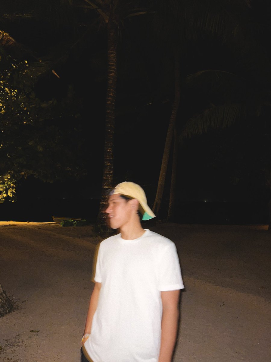 Sparkle_GMA's tweet photo. PAPS ON VACATION 💛

Dustin Yu catching sunsets and good vibes — making the most of his well-earned beach escape 🌴

#DustinYu https://t.co/hGBmC28hO9