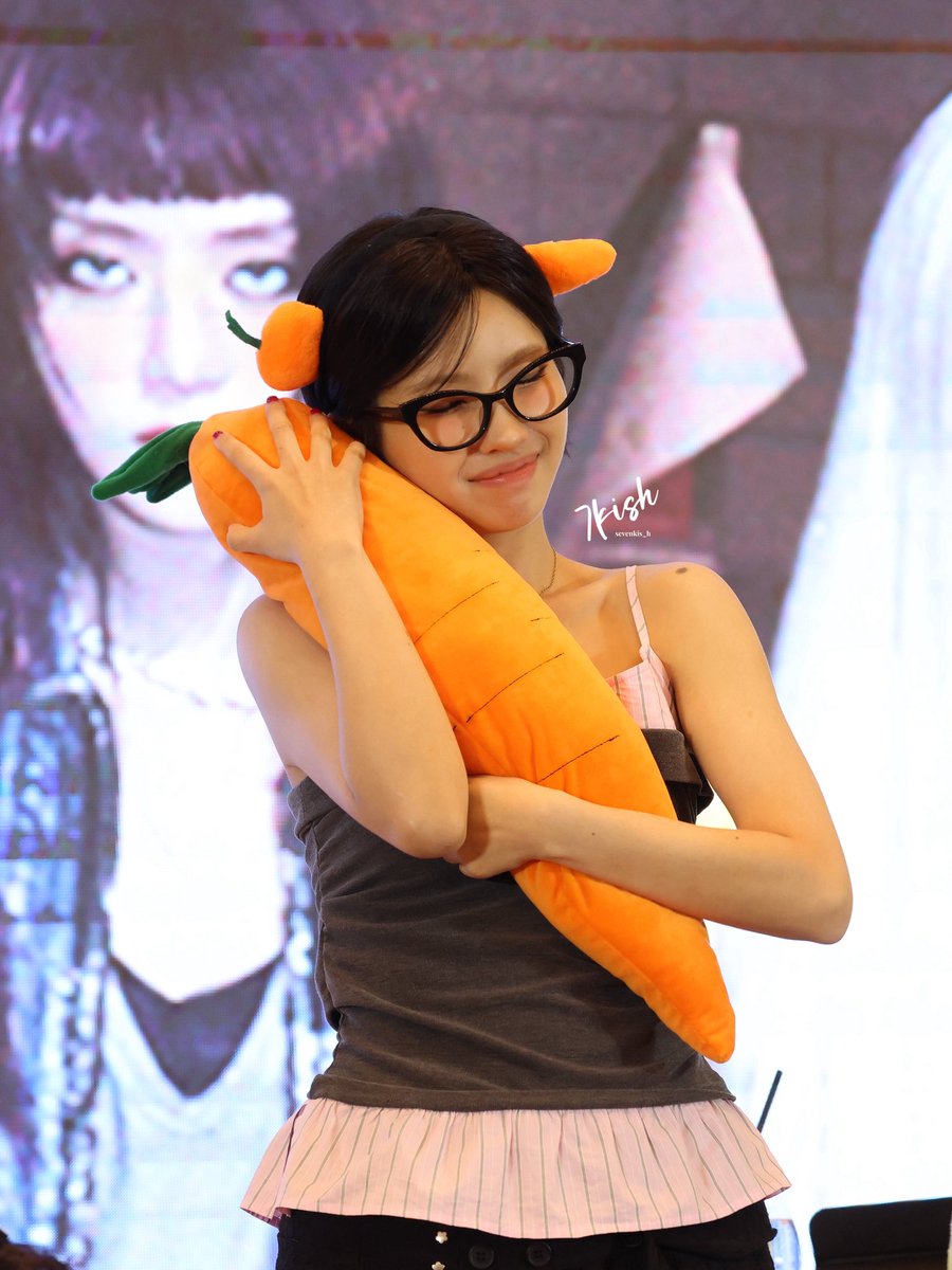 sevenkis_h's tweet image. 세기의 대화해 중ㅋㅋ🥕

#소연 #SOYEON #아이들 #idle