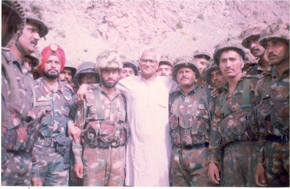 Yeh hai INSANIYAT!

Not only did they cause heavy casualties to enemy &amp; captured huge quantity of weapons/ammunition in #Kargil ops, the Indian Army also gave decent military burial to enemy soldiers who were not owned by their own country... earning praise from ALL.

Jai Hind 🇮🇳