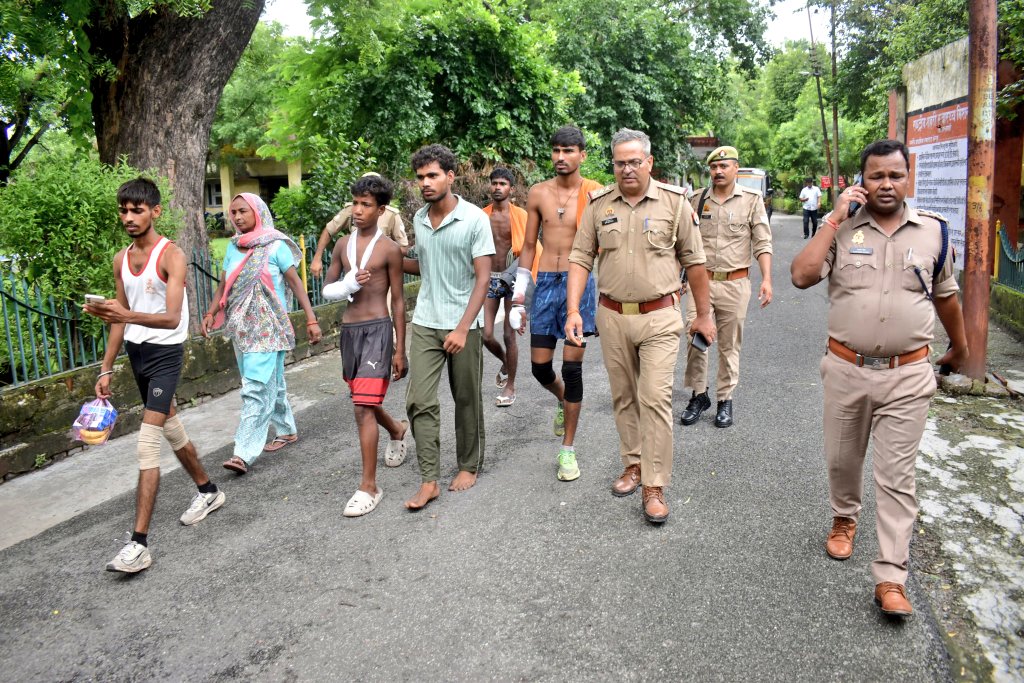 उत्तर प्रदेश –

मेरठ में स्कूल बस में तोड़फोड़ करने वाले अज्ञात कांवड़ियों पर FIR दर्ज हुई !!

FIR में दरोगा ने लिखवाया है– "4–5 व्यक्तियों द्वारा बस में तोड़फोड़, ड्राइवर के साथ गाली गलौज कर धमकी देते हुए भाग गए हैं"

भागने की तस्वीर ये रही 👇