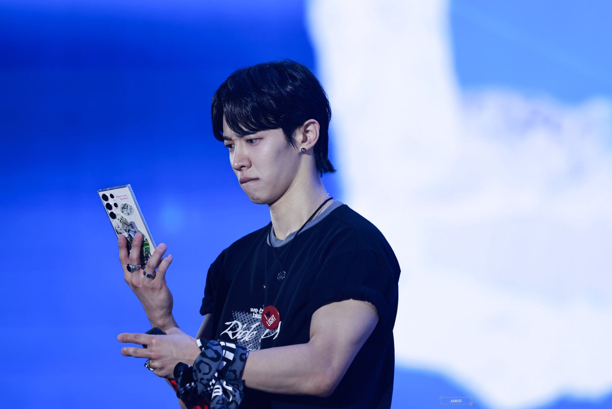 MinJuan0315's tweet image. HIGHLIGHT LIVE 2025 [RIDE OR DIE] DAY 3
셀카를 잘 못 찍는 것 같은 기광 오빠 ㅋㅋㅋ
#HIGHLIGHT #BEAST #LEEGIKWANG #李起光 #이기광