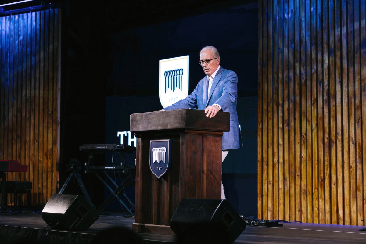 mastersuniv's tweet image. With heavy hearts, we mourn the passing of our longtime president and chancellor, Dr. John MacArthur. Yet we rejoice, knowing he is now receiving his heavenly reward. Over 40 years of faithful leadership, Dr. MacArthur left an enduring legacy on our campus — one that will echo…