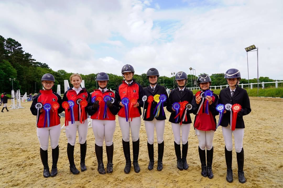 athenalearning_'s tweet image. A phenomenal day for CSIA at the inter-school show jumping event!
Red Rebels – Overall Champions
Red Barons – 2nd place team
Tack &amp;amp; Turnout: 1st &amp;amp; 2nd
Individual wins across all heights
An outstanding display of talent, teamwork, and dedication 
 #EquestrianExcellence #TeamCSIA