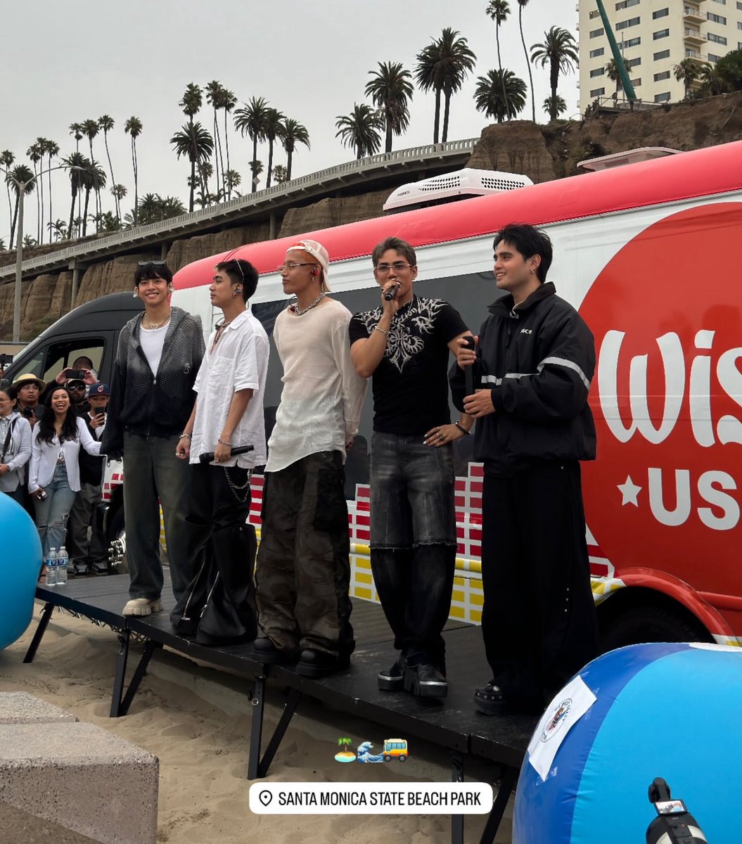 Kaya I admire SB19 so much kasi they are always willing to show up for their fans ng walang bayad and all out parin yan sa performance 🥺 Pwede naman kasi na sa bus lang magpeperform and call it a day pero no, talagang magiisip sila how to top that, how to be closer sa fans nila.