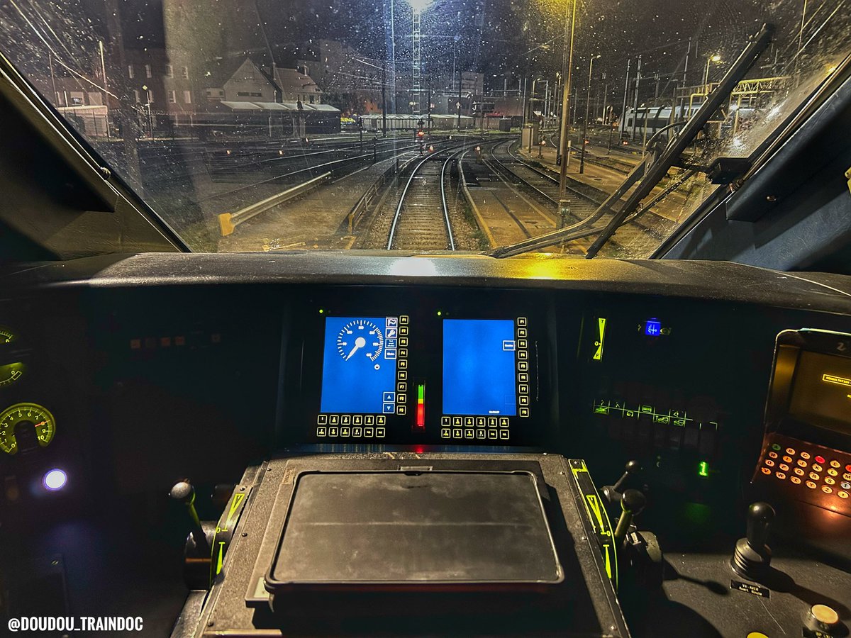 Doudou_TrainDoc's tweet image. Le feu d’artifice Parisien gronde au loin 🎆💥 et pendant ce temps qu’importe les éléments ou les événements on s’occupe de vos TGV 😌🚄🇫🇷.

Ici 👇🏼 la 1ere Duplex ERTMS sortie de @TI_Bischheim en 2020 😨🚄✨ !

C’était la reprise de nuit 🌙 ! Au dodo et à ce soir pour la 2e 😴