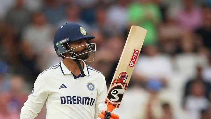 CricketStats45's tweet photo. फाइटर जडेजा!! What a beautiful player. What a fight Jadeja, Siraj and Jasprit Bumrah Gave.. I wish flat track bullies, False gods, Ghante ke Prince could have fought only 1% of this we could have won the match. 
#INDvsENGTest #INDvsENG https://t.co/5jlD7O7HcL