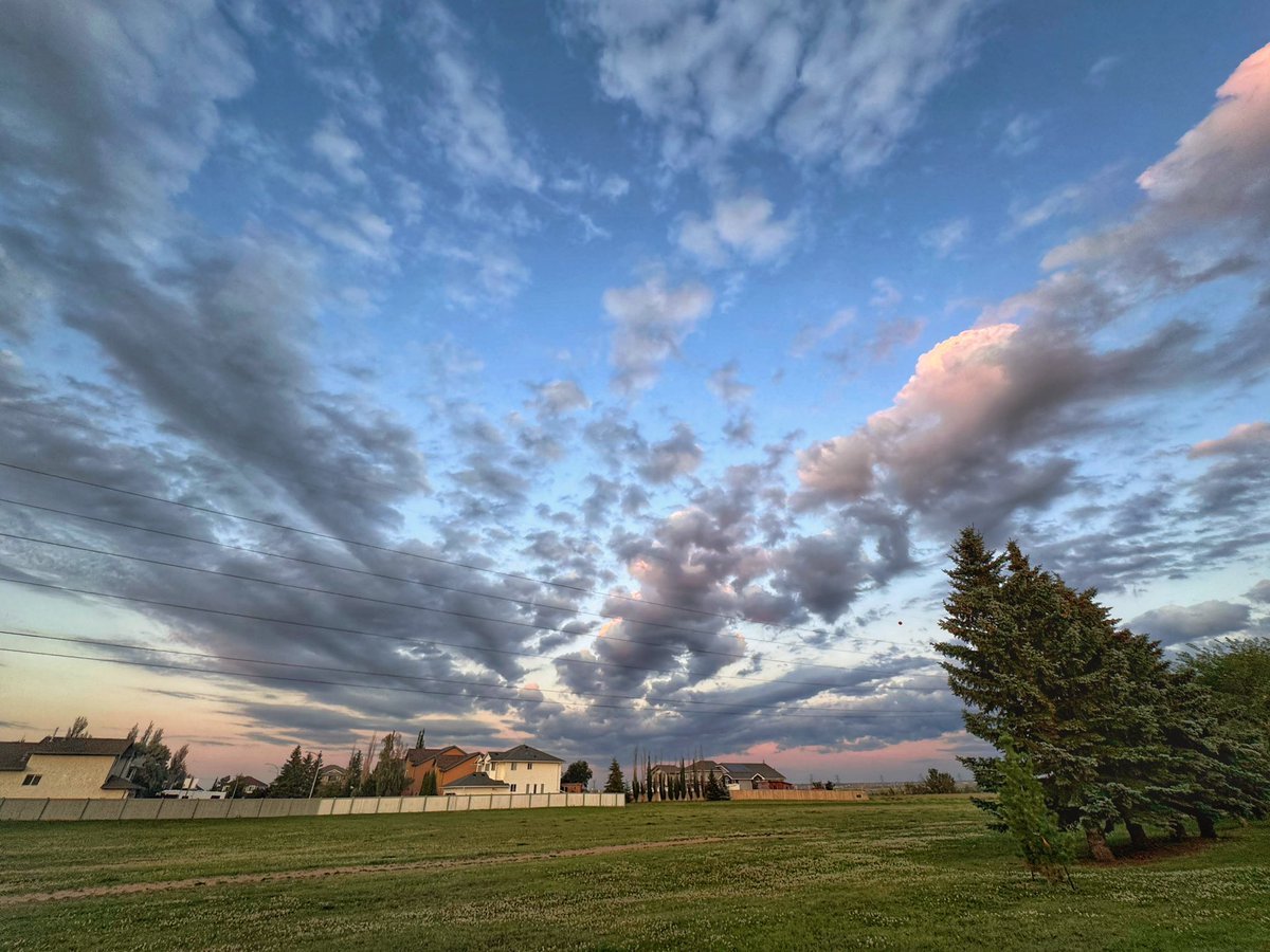 Evening in Edmonton 

#yeg #edmonton #summer #evening #sky #clouds #weather #yegwx