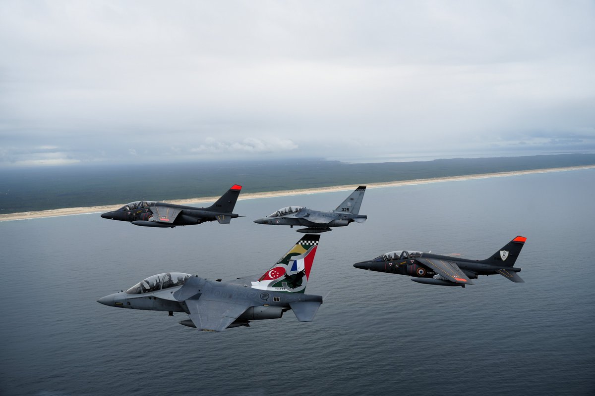 mindefsg's tweet image. Yesterday, two M-346 aircraft from @TheRSAF soared alongside two Alpha Jets from the @armee_de_lair in a combined flypast over the Cazaux region in France – as part of the Bastille Day celebrations – underscoring the strong and broad-based bilateral defence ties between 🇸🇬 and 🇫🇷