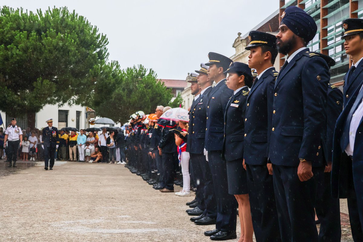 mindefsg's tweet image. Yesterday, two M-346 aircraft from @TheRSAF soared alongside two Alpha Jets from the @armee_de_lair in a combined flypast over the Cazaux region in France – as part of the Bastille Day celebrations – underscoring the strong and broad-based bilateral defence ties between 🇸🇬 and 🇫🇷