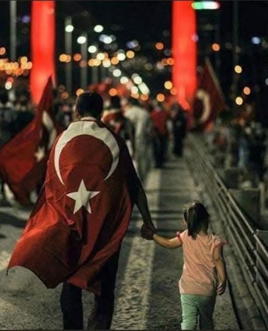 Günlerden #15Temmuz 

O gece,
İman ve tavrıyla 
İzzet ve onuruyla

Aldığı abdesti
Okuduğu selasıyla
Sadakati ve adanmışlığıyla
 
Zillete
İhanete
Satılmışlığa
Tanklara, toplara, uçaksavarlara

Feraseti ve cesaretiyle
meydan okuyan,

Ölümü öldüren yiğitler
Emanetiniz emanetimizdir.