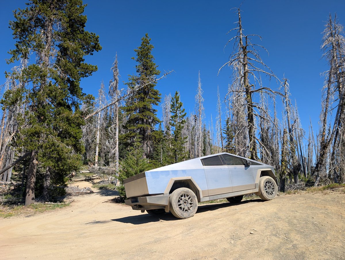DaveMattson's tweet image. WABDR day 3 - we skipped Whiskey Dick Mountain, instead we summited Chumstick Mountain, as it was much more prominent. Swam in Beehive Reservoir. Used my updated @EVjectOfficial to get at that CCS juice. Fairing Delete kit holding strong.