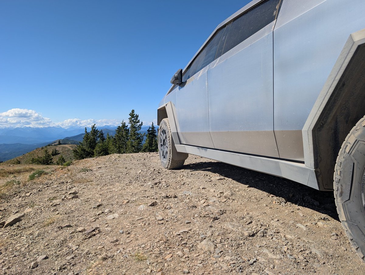 DaveMattson's tweet image. WABDR day 3 - we skipped Whiskey Dick Mountain, instead we summited Chumstick Mountain, as it was much more prominent. Swam in Beehive Reservoir. Used my updated @EVjectOfficial to get at that CCS juice. Fairing Delete kit holding strong.