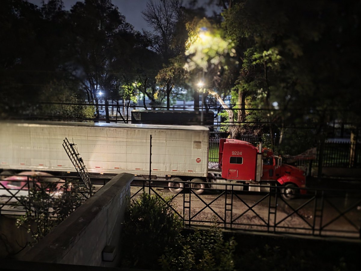 midtlan's tweet photo. @UCS_GCDMX @OVIALCDMX su apoyo para retirar y sancionar la fila 4 trailers estacionados sobre el paso vehicular de la cda granjas esq almacenes en el jagüey azcapotzalco todos ellos frente a los discos de no estacionarse https://t.co/uxleQOQTjz