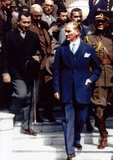 Bu toprakların dört mevsimi bayramdır:
23 Nisan’da egemenlik halkın olur,
19 Mayıs’ta gençlik umutla yürür,
30 Ağustos’ta zaferle taçlanır,
29 Ekim’de Cumhuriyetle sonsuza dek mühürlenir.

Bir milletin özgürlük yolculuğu bu dört tarihte saklıdır.