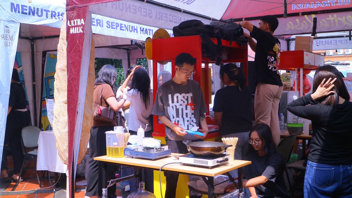 bpreneurr's tweet photo. Sebagai penutup, kita juga ngadain Bazaar UMKM dengan tema yang dilaksanakan pada tanggal 9-11 Juni 2025 di Plaza Syahdan dengan tenant-tenant yang menarik dan bervariatif mulai dari dimsum mentai, tanghulu, milk tea, dan bahkan ada press-on nails &amp; perhiasan lainnya juga loh!🛍️ https://t.co/UtK8EQMqV0