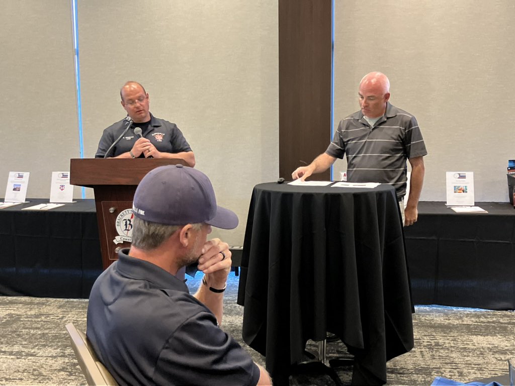 thauserkstp's tweet image. A great night raising money for Burnsville Police and Fire Foundation. Burnsville Fire Chief BJ Jungmann and Deputy Police Chief Matt Smith talked about how the two departments have grown closer since two police officers and one firefighter/paramedic were shot to death in 2024 🙏
