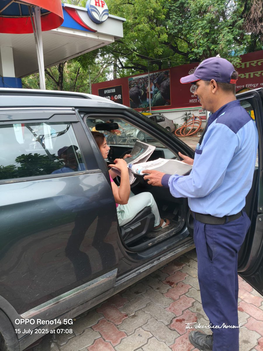 SSpanchshila's tweet image. A calm Tuesday morning, raindrops on windshields, and thoughtful service at Panchshila. ☔🚗
From chilled water to a sweet treat and your daily read, it’s the little things that brighten a rainy day.

#ProjectAbhyuday #HPCL
@HPCL @hpcl_retail @hardik_HPCL @BanaySingh07 @Rg03Goel