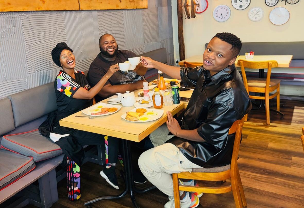 It's time for the Only Breakfast That Matters! Shout out to abantu be15th😉 Good morning and welcome to #truBreakfast with Boyz Mpunzi, Sinazo Yolwa and Luyolo Mkalip. #Makuvuwe #TruBreakers! 

☎️086 000 2375
📱072 999 8092