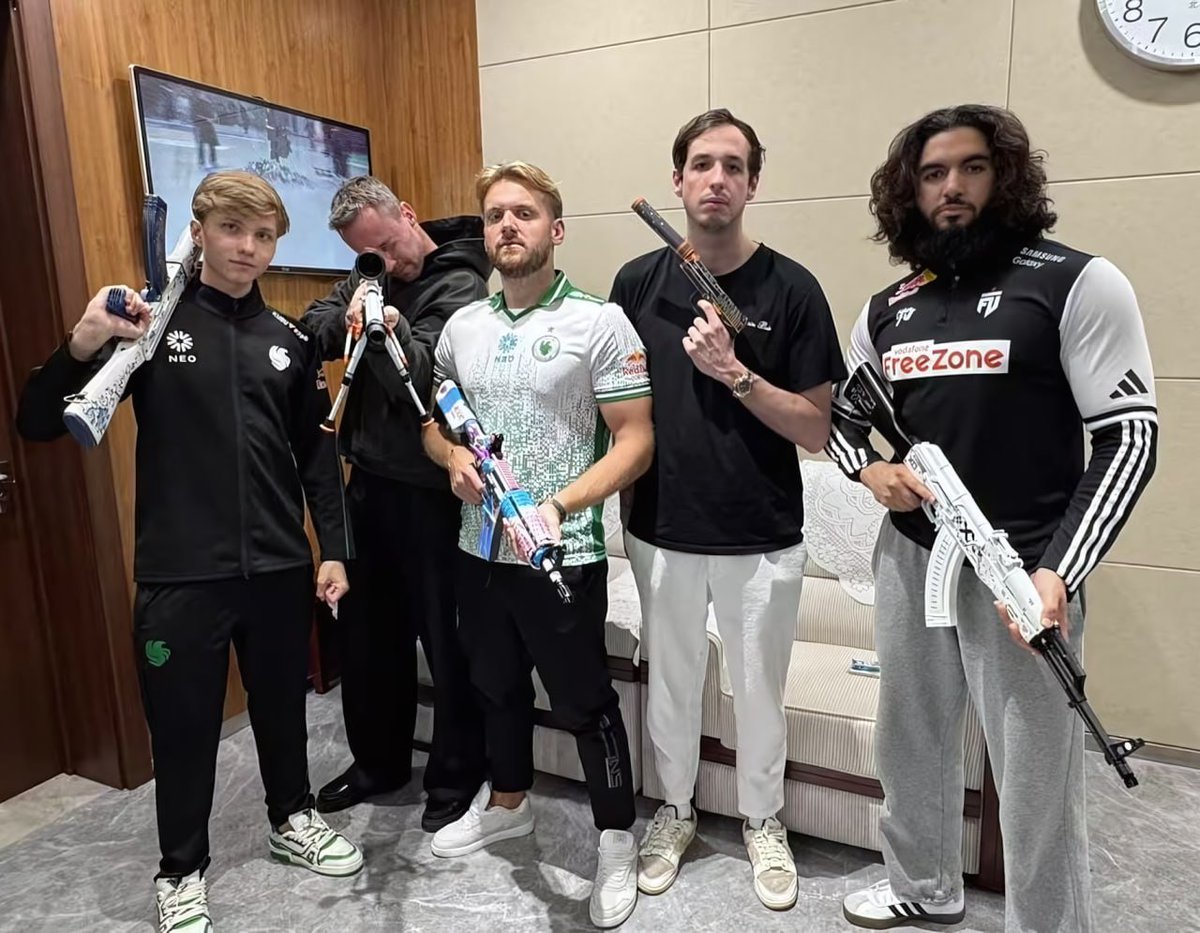 axel_8k's tweet image. wyd in this situation