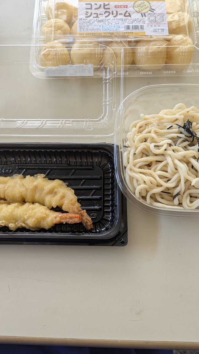 会社ランチは、こんな感じ😄とオヤツ😄病院に検査結果聞きに行ったけど原因分からず😭よくあることらしい😅