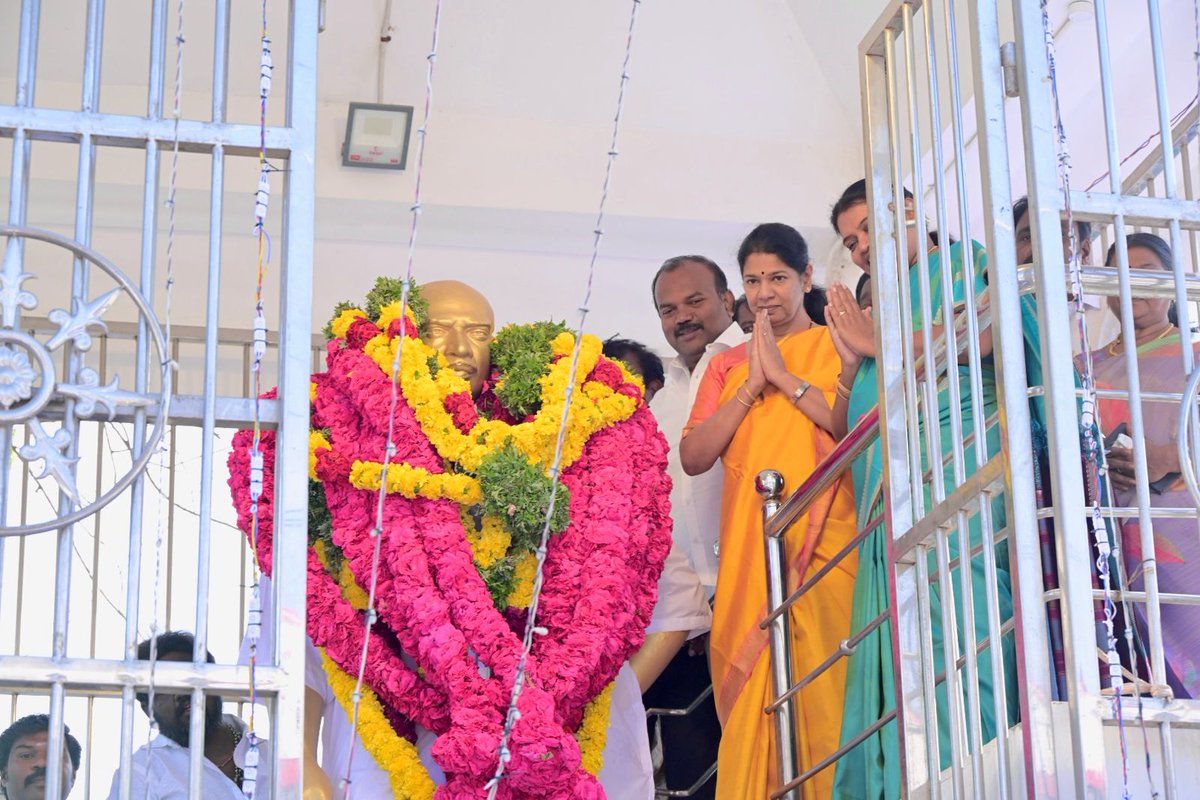 KanimozhiDMK's tweet image. தூத்துக்குடி வ.உ.சி சந்தையில் அமைந்துள்ள பெருந்தலைவர் காமராசர் அவர்களின் திருவுருவச் சிலைக்கு மாலை அணிவித்து மரியாதை செலுத்தினேன்.
உடன் அமைச்சர் திருமிகு. @geethajeevandmk, மேயர் திரு. @Jeganperiyasami, துணை மேயர் திருமிகு. ஜெனிட்டா செல்வராஜ் உள்ளிட்ட பலர் கலந்து கொண்டனர்.