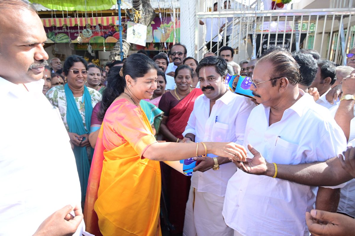 KanimozhiDMK's tweet image. தூத்துக்குடி வ.உ.சி சந்தையில் அமைந்துள்ள பெருந்தலைவர் காமராசர் அவர்களின் திருவுருவச் சிலைக்கு மாலை அணிவித்து மரியாதை செலுத்தினேன்.
உடன் அமைச்சர் திருமிகு. @geethajeevandmk, மேயர் திரு. @Jeganperiyasami, துணை மேயர் திருமிகு. ஜெனிட்டா செல்வராஜ் உள்ளிட்ட பலர் கலந்து கொண்டனர்.