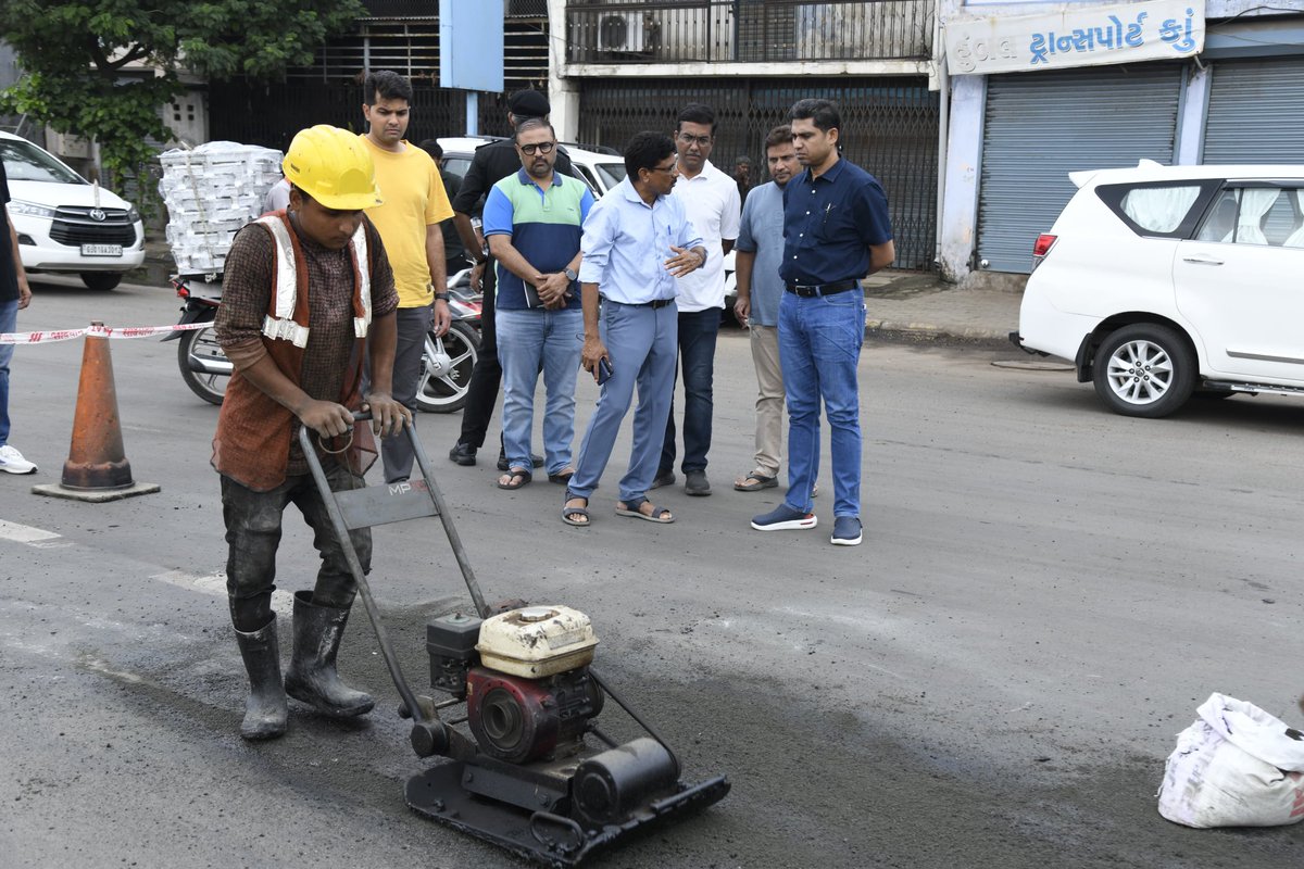 AMC દ્વારા શહેરમાં વરસાદથી ક્ષતિગ્રસ્ત રસ્તાઓની મરામત કામગીરી પ્રગતિ હેઠળ છે, ત્યારે પૂર્વ વિસ્તારમાં વિરાટનગરથી સોનીની ચાલી માર્ગ ખાતે રોડ રિપેરિંગ કામગીરીનું મ્યુનિ.કમિશનર શ્રી બંછાનિધિ પાનીએ સ્થળ મુલાકાત કરી નિરીક્ષણ કર્યું હતું.

#RoadRepairing #RoadResurfacing