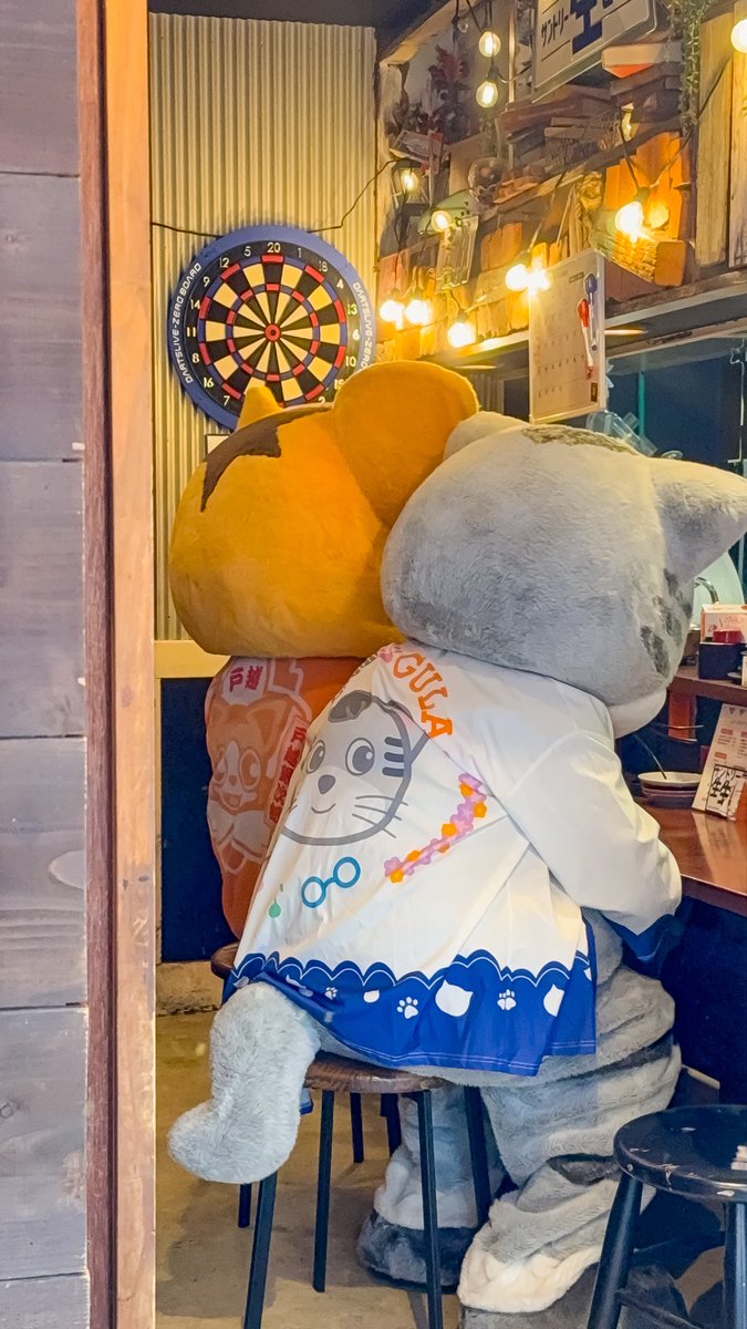 にゃはは〜！なんかさ、有名にゃアイドルふたりが、こっそり居酒屋でごはんしてるとこ、バレちゃったみたいにゃの〜！バッチリ撮られちゃってるにゃ〜📸✨

#Gula #古拉 #グラ #吉祥物 #香港 #cat
#ねこ #ゆるキャラ #香港吉祥物 #日本吉祥物 #着ぐるみ #ご当地キャラ  #銀ちゃん #戸越銀座商店街