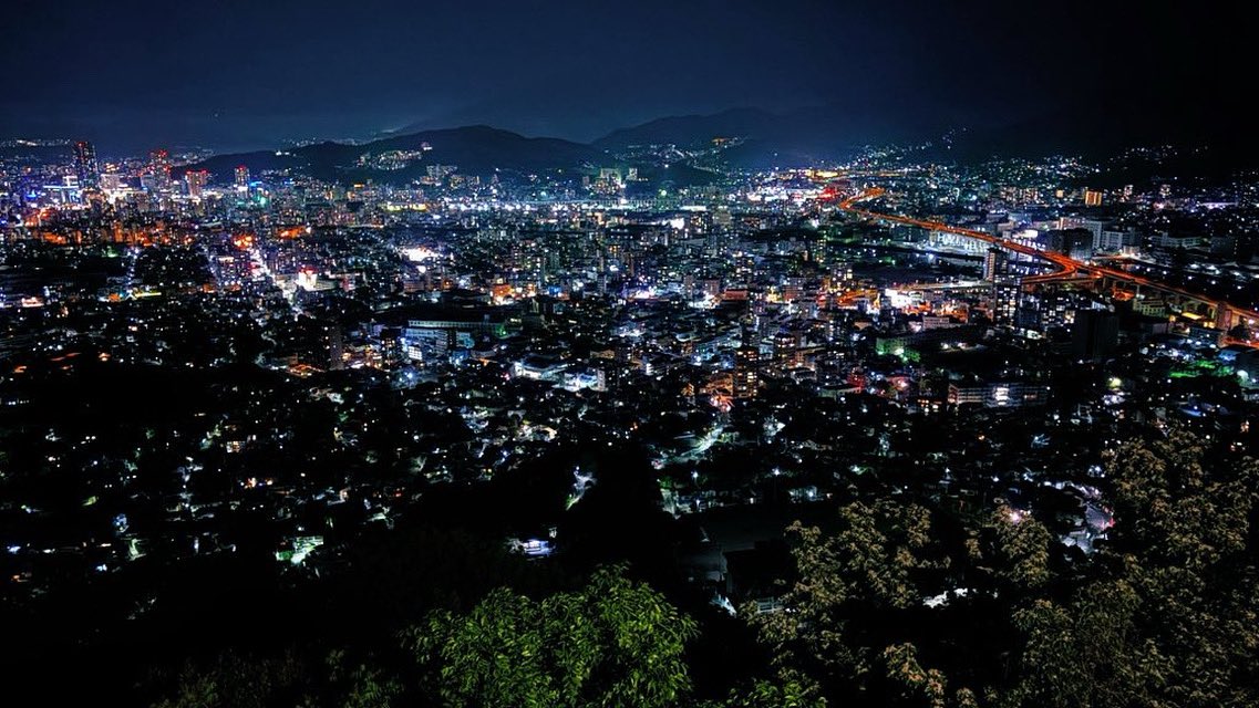 kryss_tw's tweet photo. 広島の黄金山からの夜景🏙��️
iPhoneのナイトモードの使い方を教えてもらって撮りました📸
住んでいる街なのに知らない場所みたいでワクワクしました◎

 #広島市 #黄金山 #夜景 #夜景スポット #iPhone16 #ナイトモード 🐢 https://t.co/OxdaP9Yojy