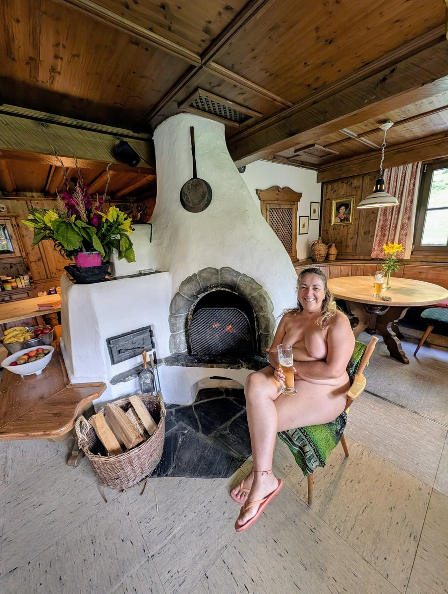 From the freedom of a nude hike in the Alps to the warmth of a beer by the fireplace in our hut – the perfect contrast and ultimate relaxation. Cheers! ⛰️🔥🍺#NEWT2025